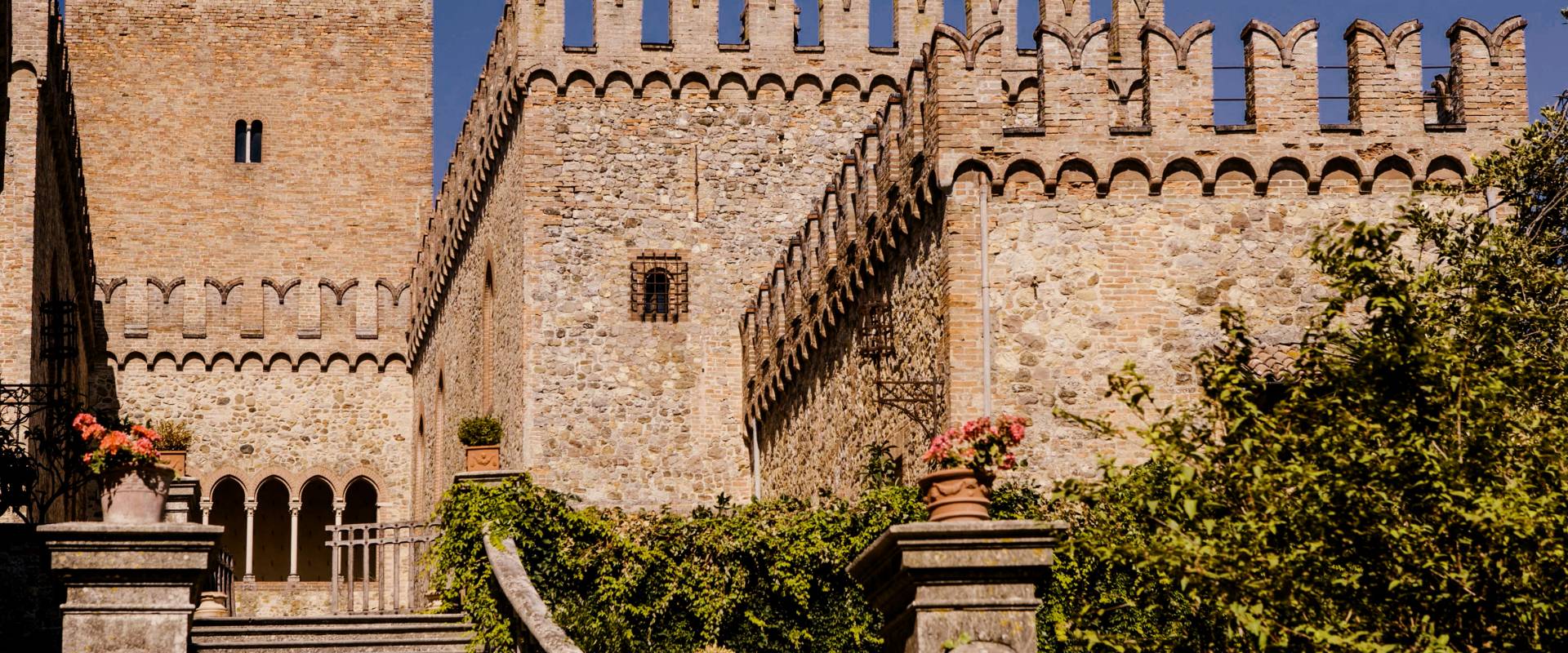 Le terrazze e la torre del Castello foto di Castello di Tabiano